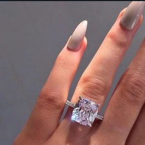 🎊🎊NEW🎊🎊EXQUISITE!! 3 CT White Sapphire Engagement Ring in 925Sterling Silver